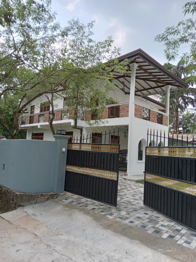 Sky Bloom Bed & Breakfast Homagama Exterior photo
