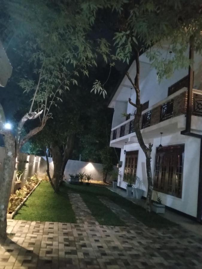 Sky Bloom Bed & Breakfast Homagama Exterior photo